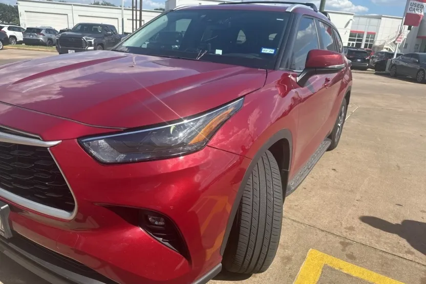 2024 Toyota Highlander LE photo 1