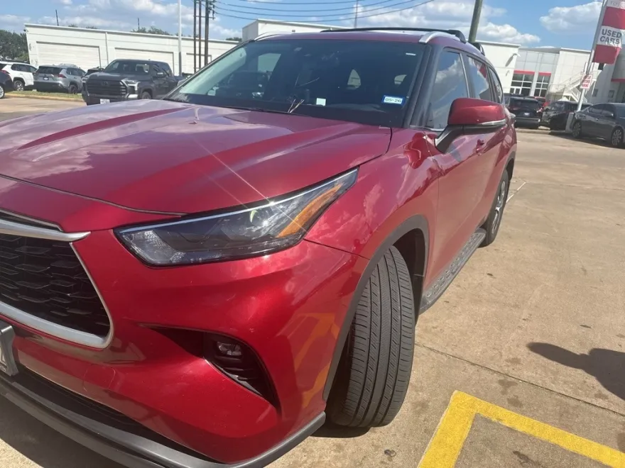 2024 Toyota Highlander LE photo 1