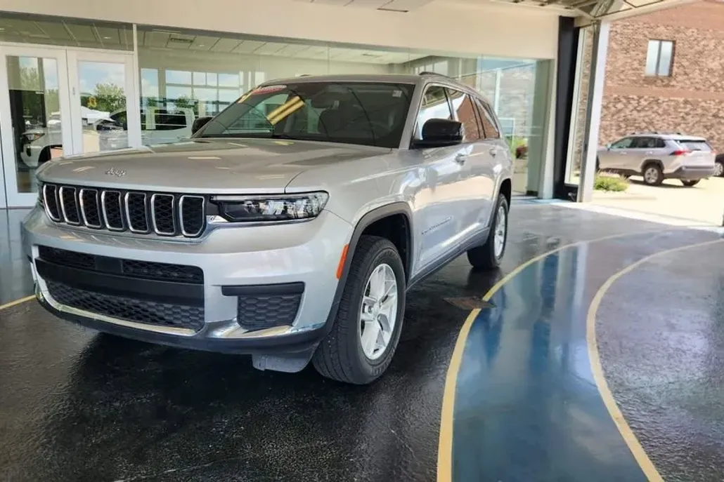 2023 Jeep Grand Cherokee Laredo photo 1