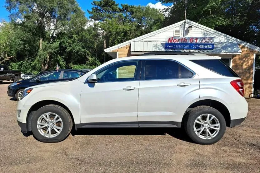 2017 Chevrolet Equinox LT photo 1