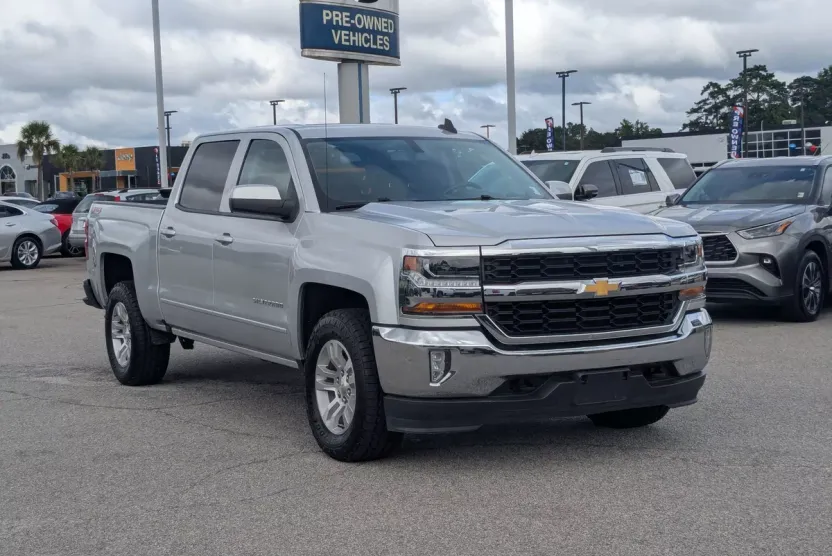 2018 Chevrolet Silverado 1500 LT photo 1