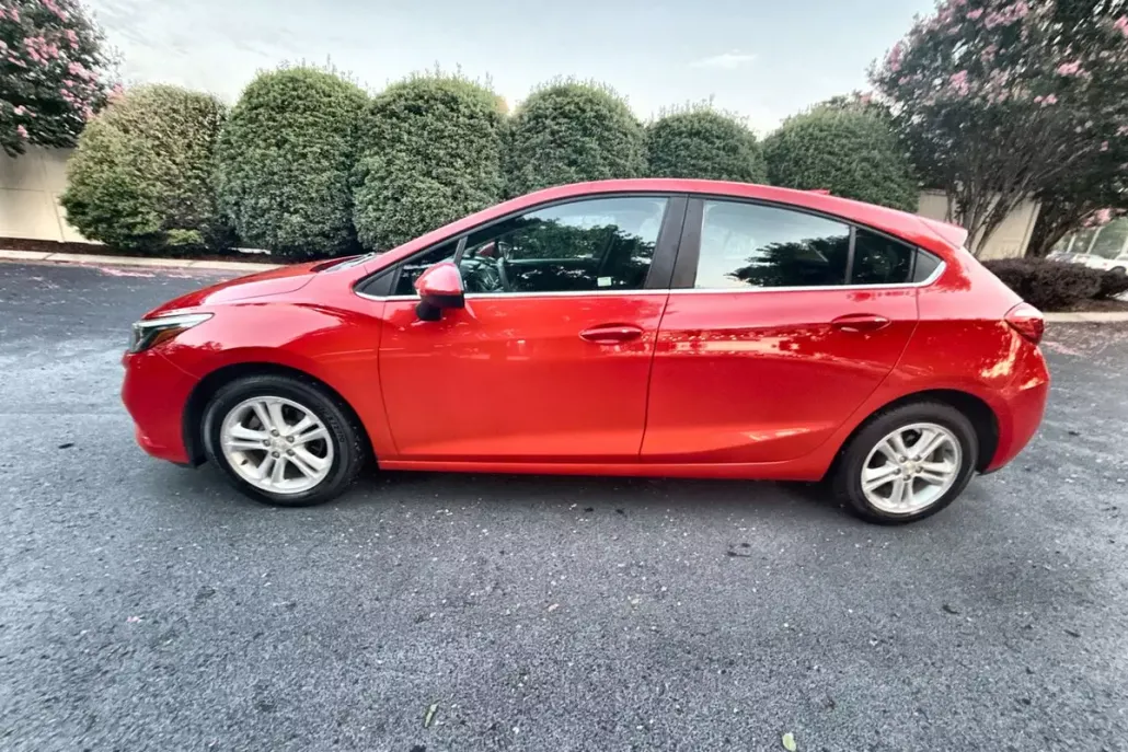 2018 Chevrolet Cruze LT photo 1