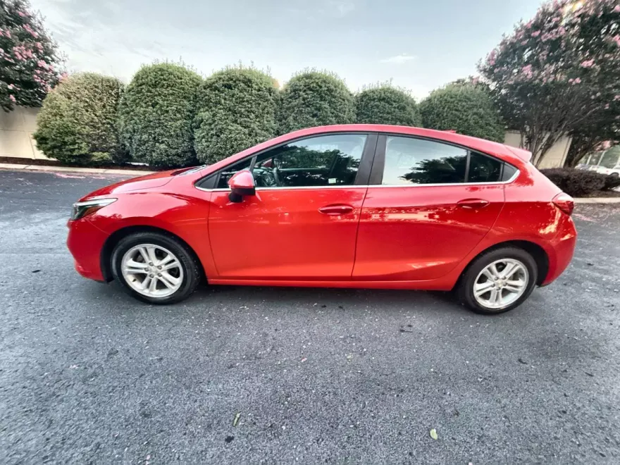 2018 Chevrolet Cruze LT photo 1
