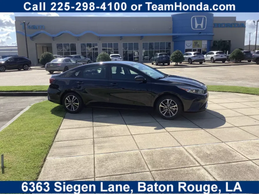 2023 Kia Forte LXS photo 1