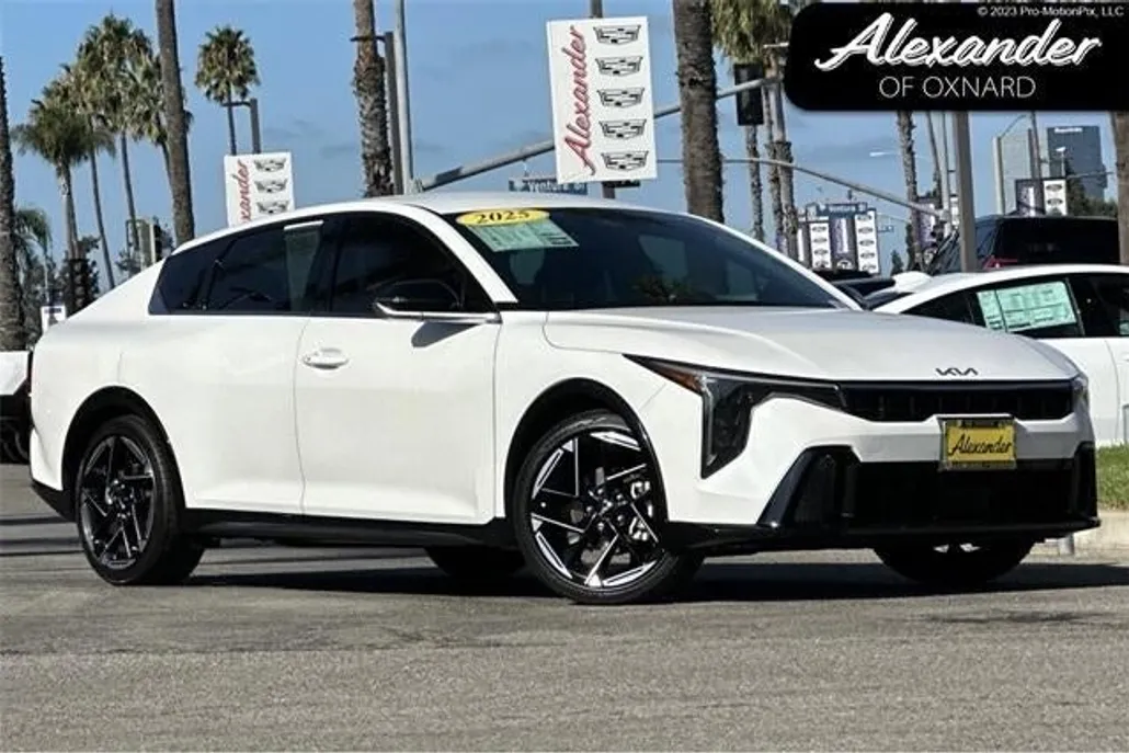 2025 Kia K4 GT-Line photo 1