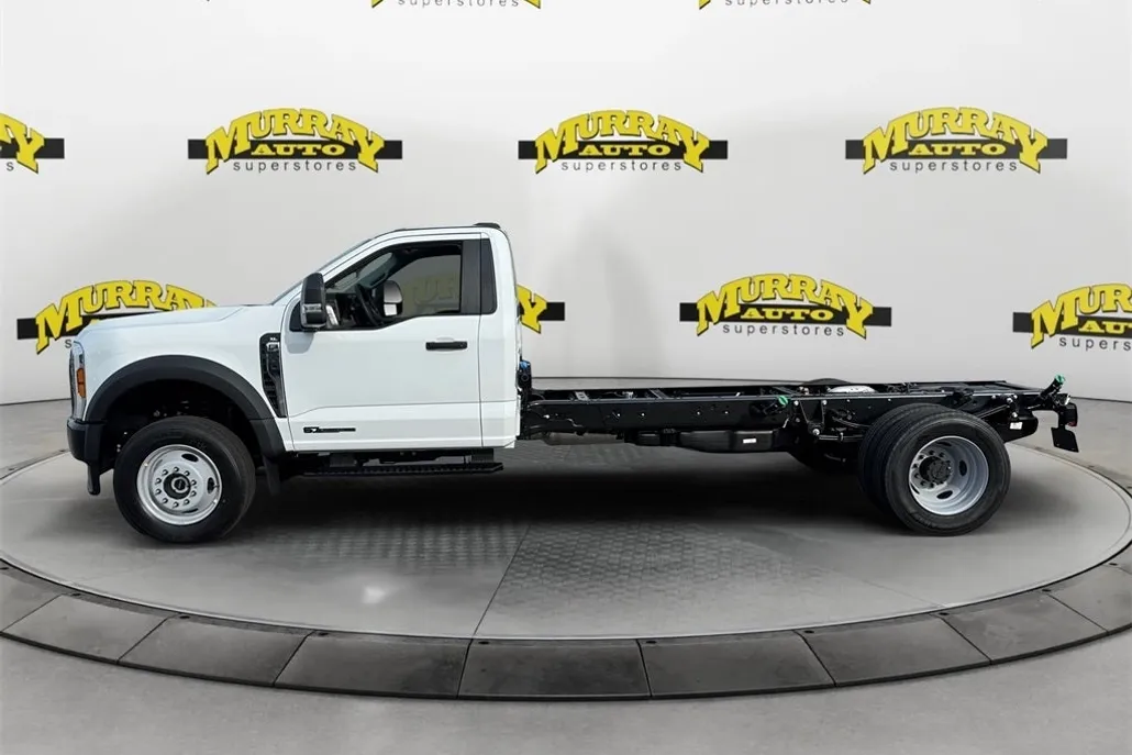 2025 Ford F-600 photo 1