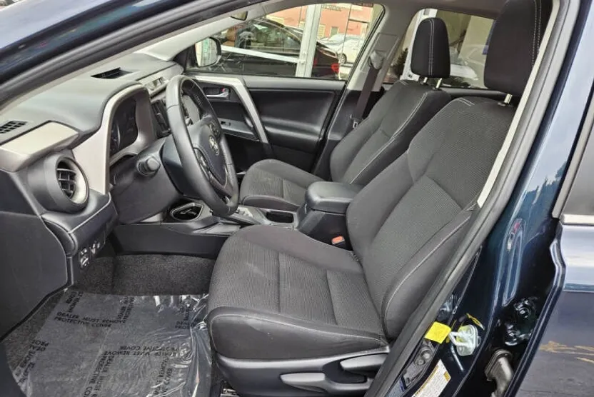 2017 Toyota RAV4 XLE photo 1