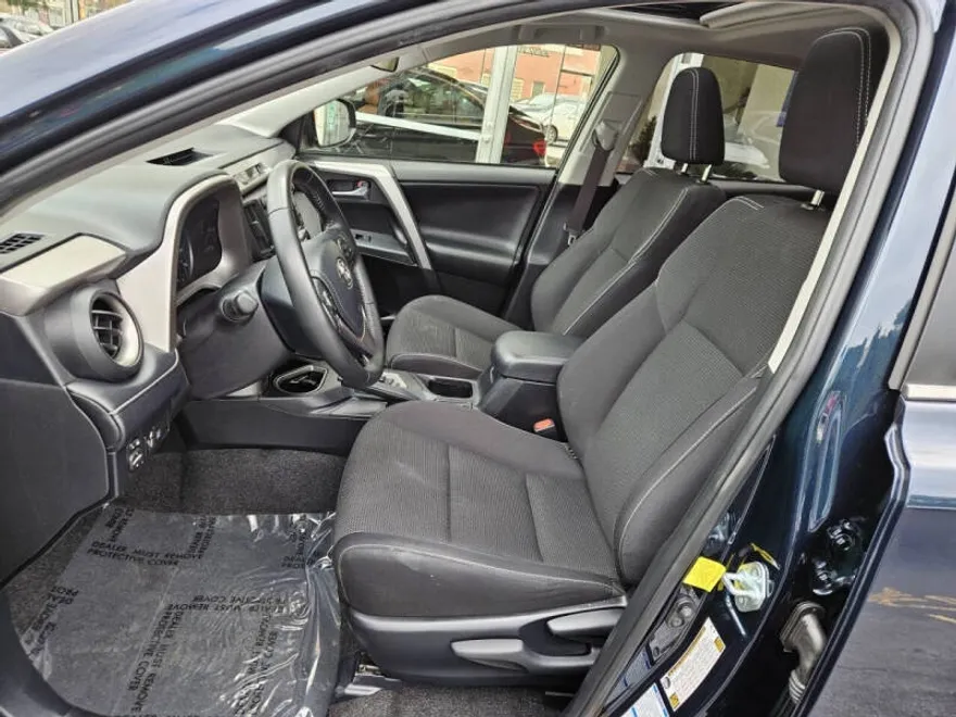 2017 Toyota RAV4 XLE photo 1