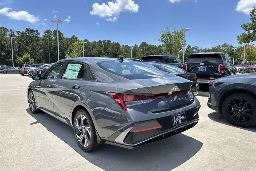 2025 Hyundai Elantra Limited photo 1