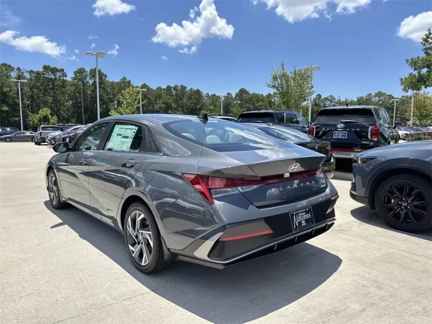 2025 Hyundai Elantra Limited photo 1