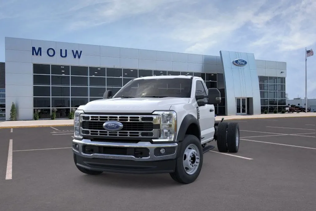 2025 Ford F-600 photo 1