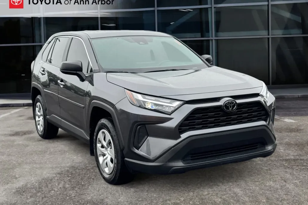 2023 Toyota RAV4 LE photo 1