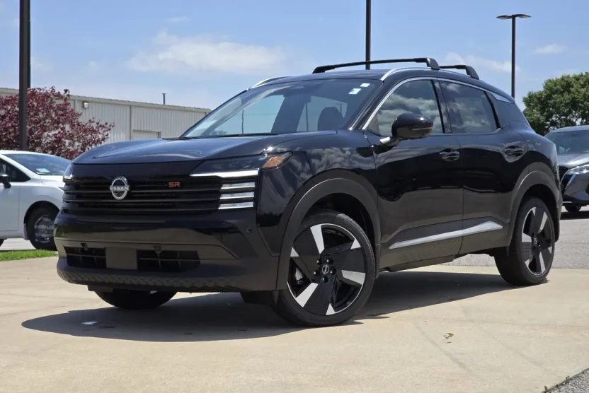 2025 Nissan Kicks SR photo 1