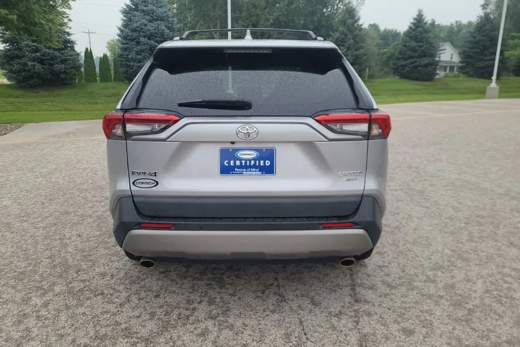 2022 Toyota RAV4 Limited photo 1