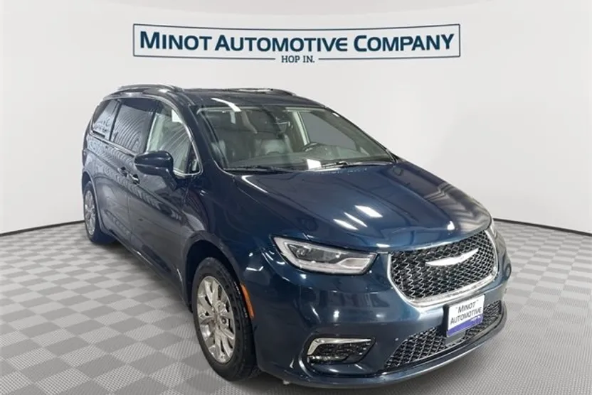 2022 Chrysler Pacifica Touring L photo 1