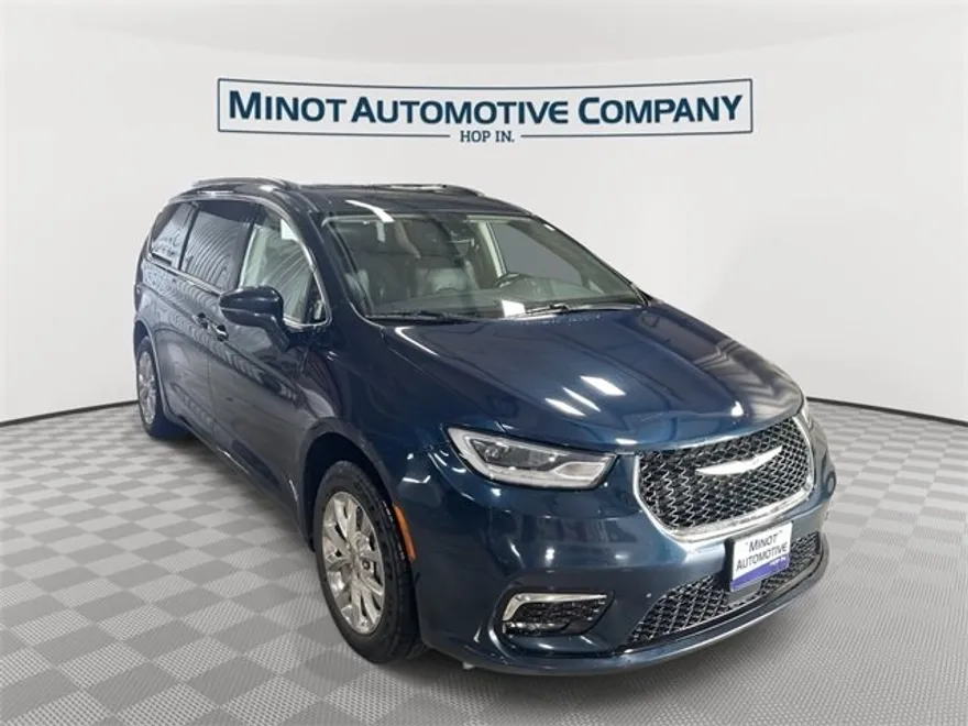 2022 Chrysler Pacifica Touring L photo 1