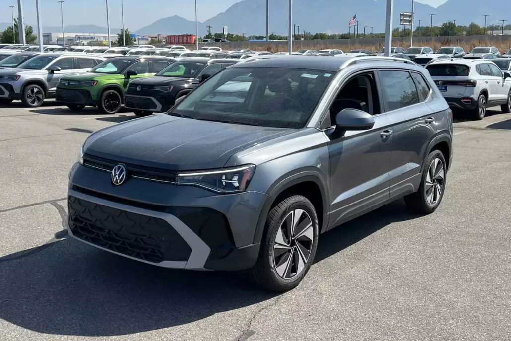 2025 Volkswagen Taos SE photo 1
