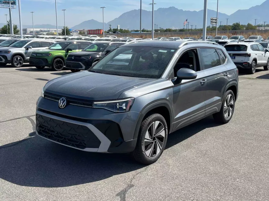 2025 Volkswagen Taos SE photo 1
