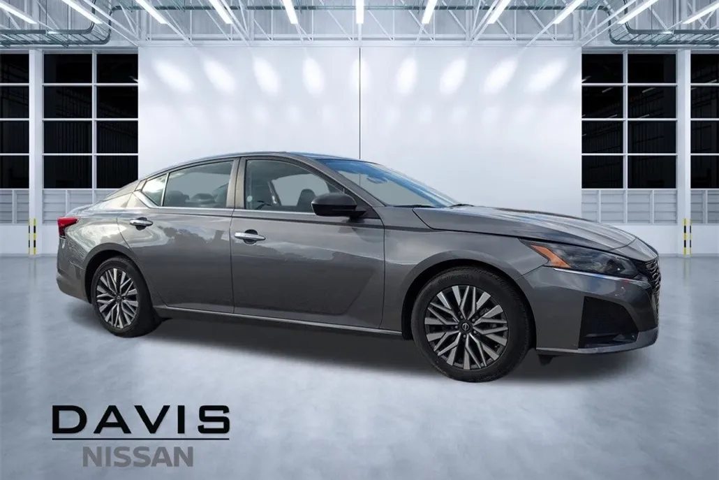 2024 Nissan Altima 2.5 SV photo 1