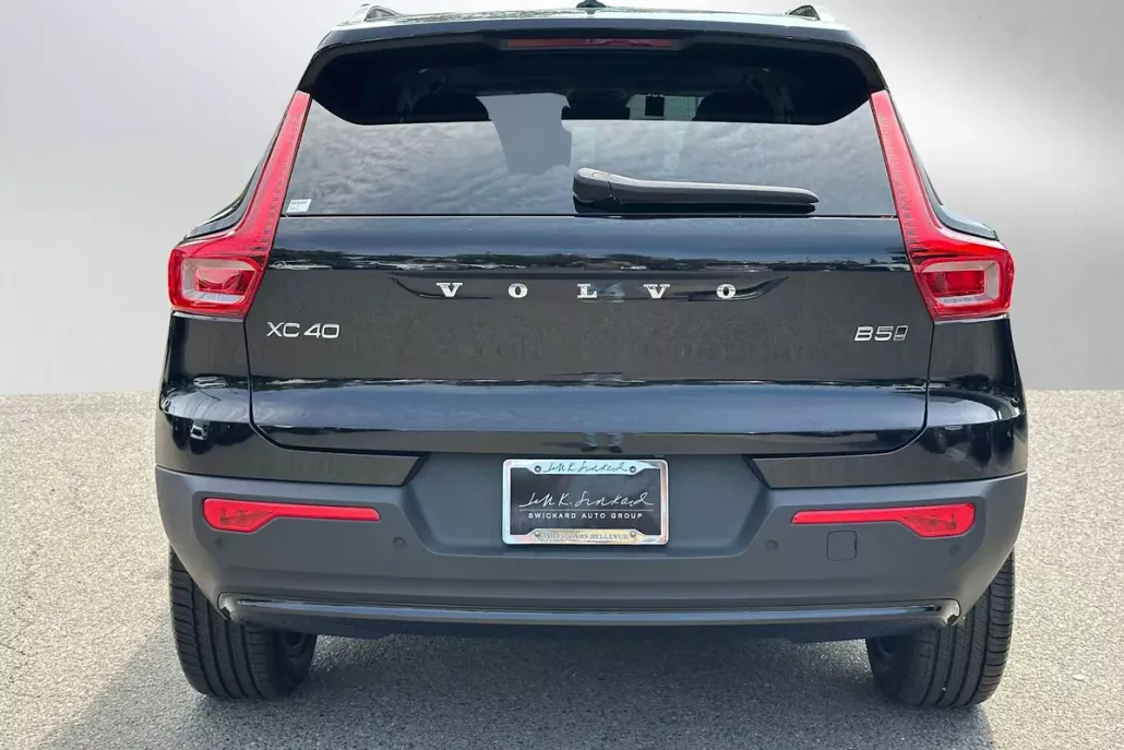 2025 Volvo XC40 Plus photo 1