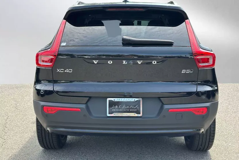 2025 Volvo XC40 Plus photo 1