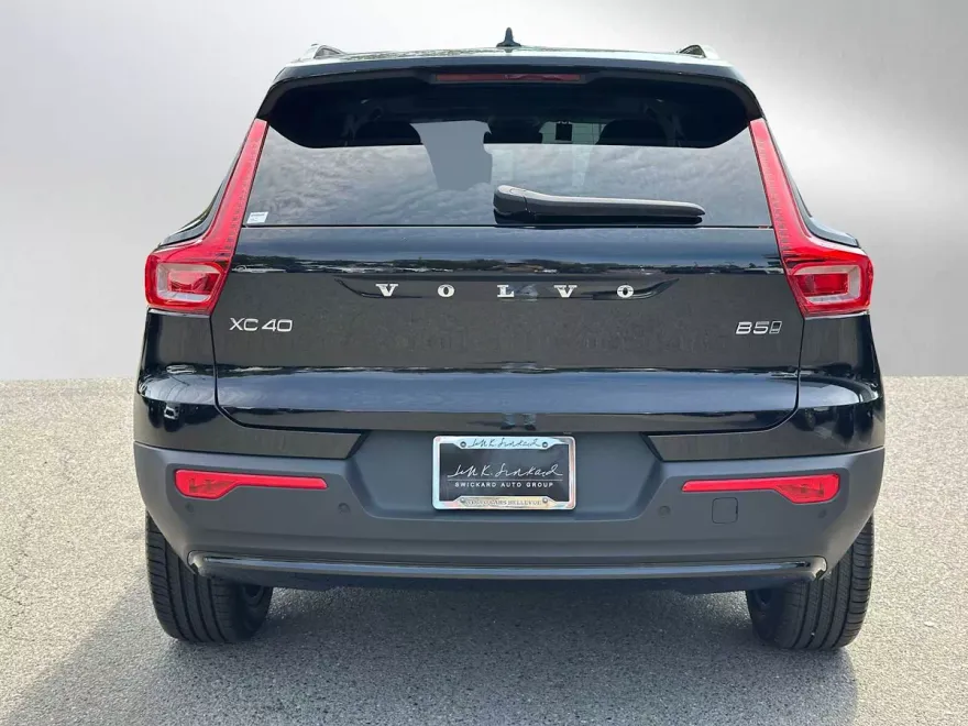 2025 Volvo XC40 Plus photo 1