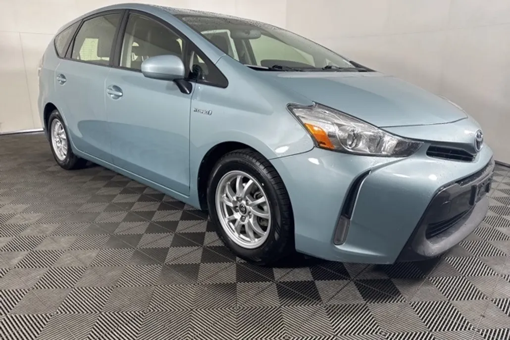 2017 Toyota Prius V Four photo 1