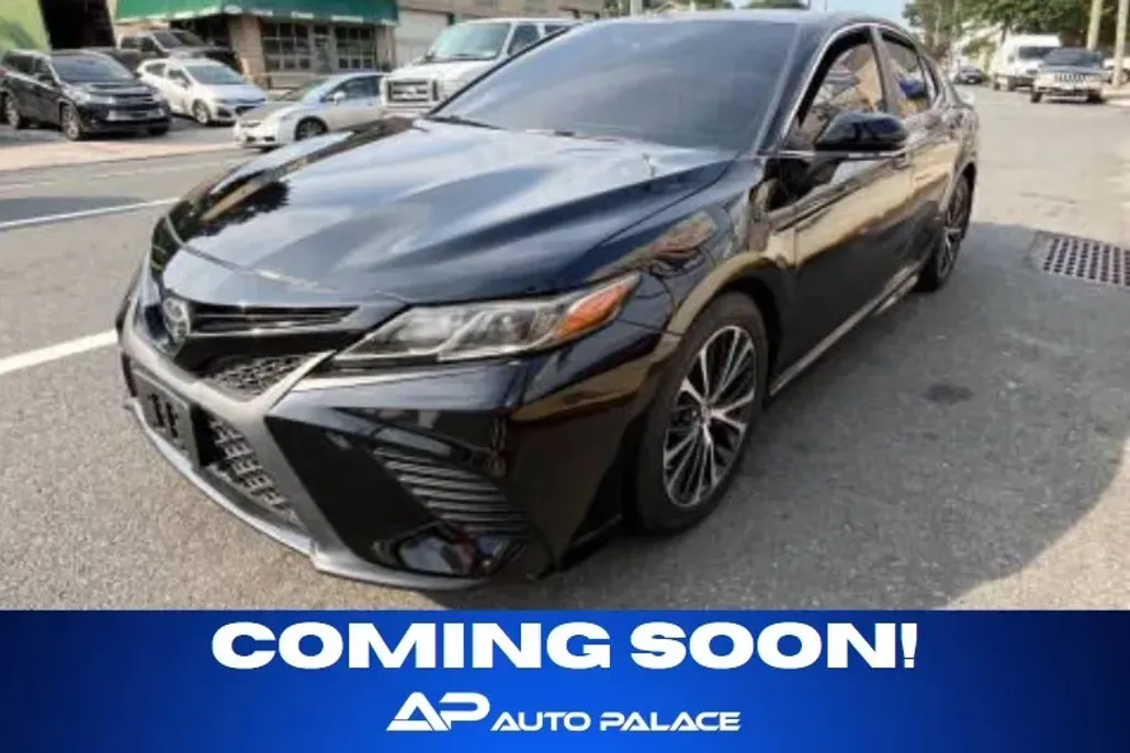 2018 Toyota Camry SE photo 1