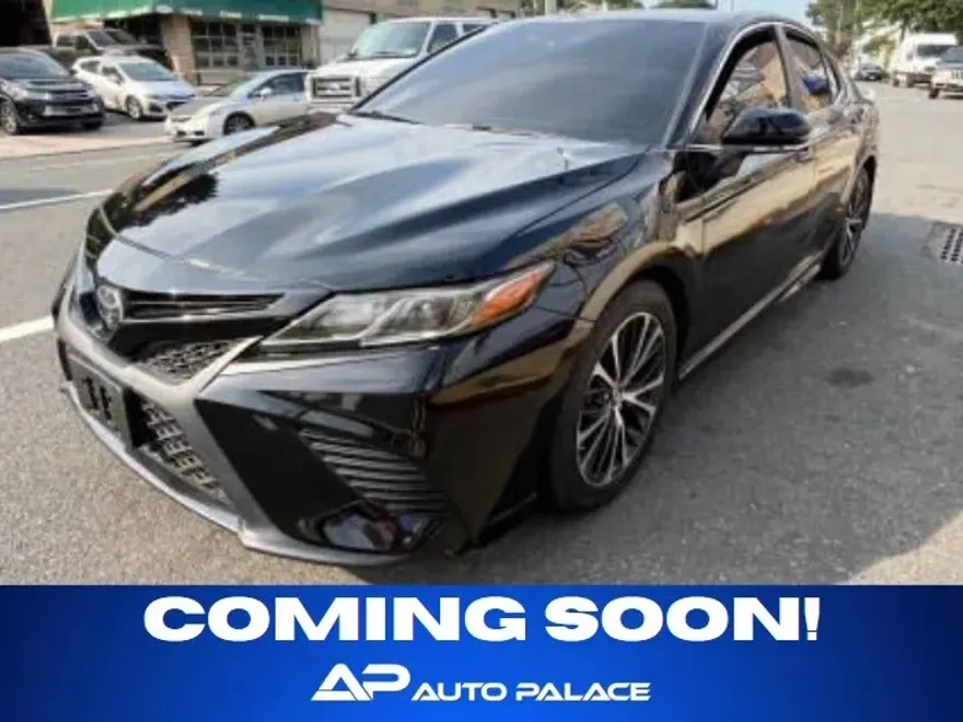 2018 Toyota Camry SE photo 1