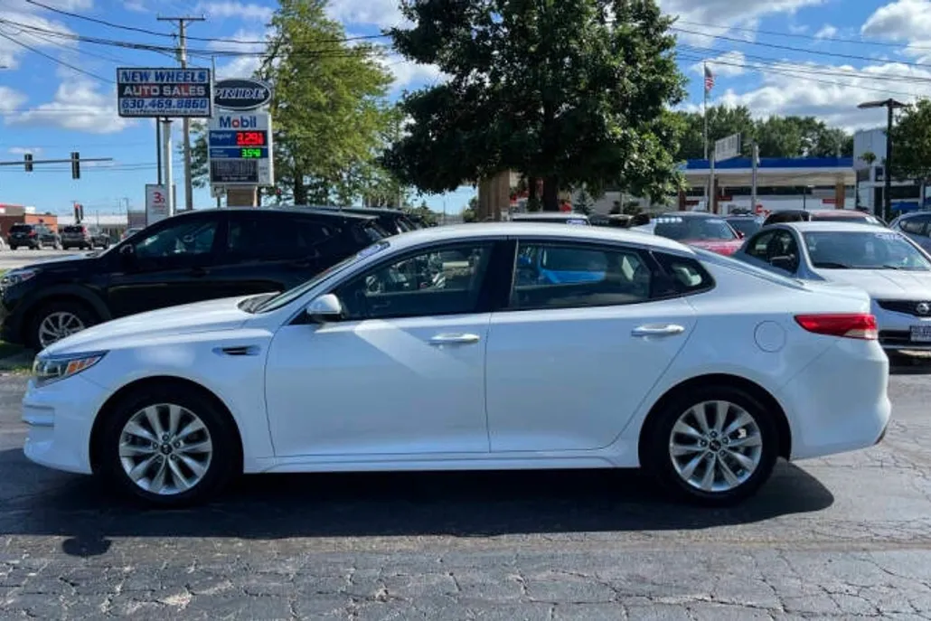 2016 Kia Optima EX photo 1