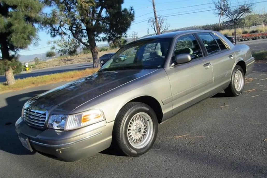 2000 Ford Crown Victoria LX photo 1