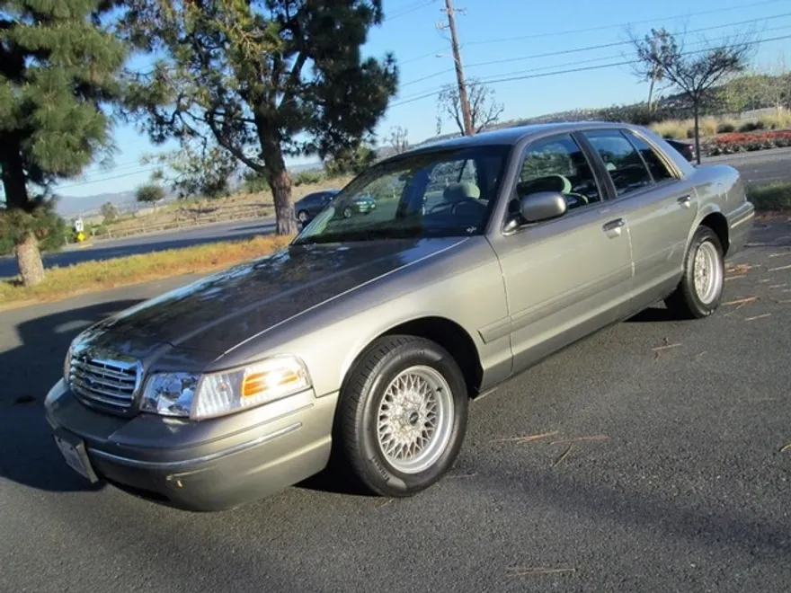 2000 Ford Crown Victoria LX photo 1