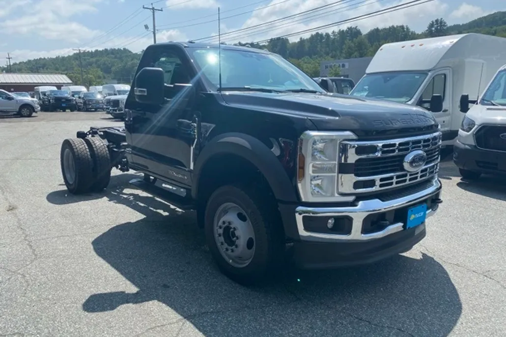 2025 Ford F-550 photo 1