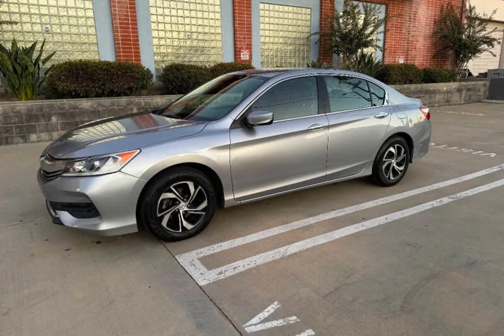 2017 Honda Accord LX photo 1