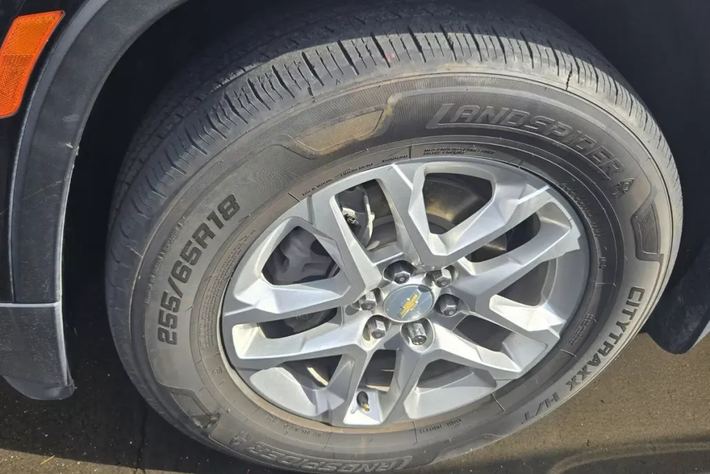 2023 Chevrolet Traverse LS photo 1