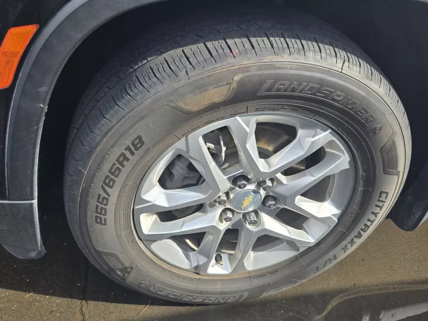 2023 Chevrolet Traverse LS photo 1