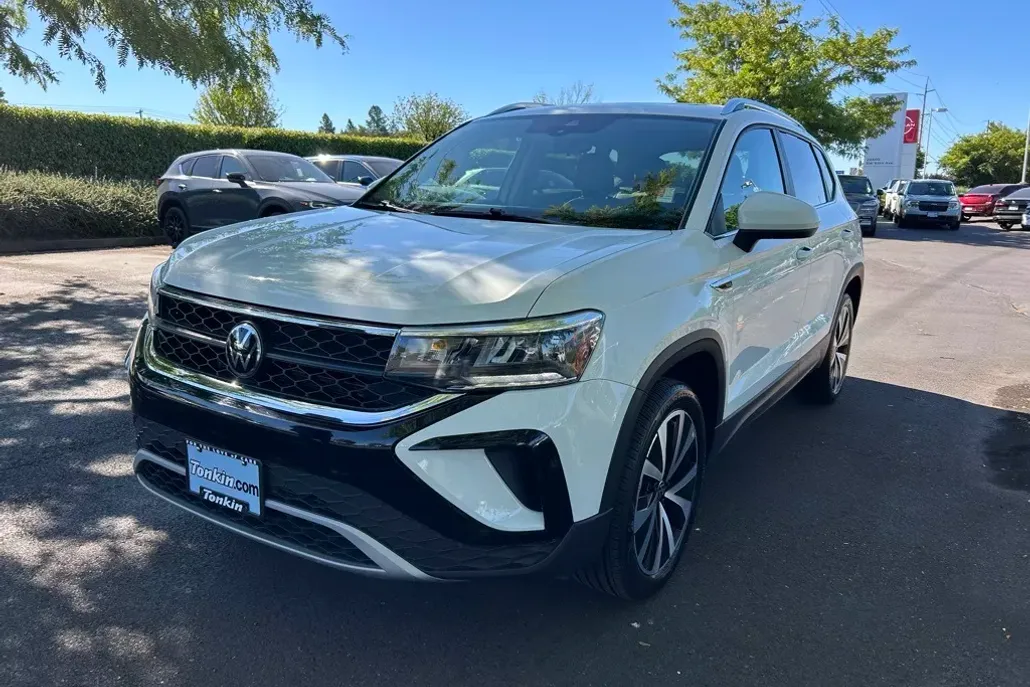2023 Volkswagen Taos SE photo 1