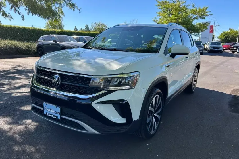 2023 Volkswagen Taos SE photo 1