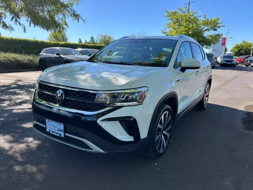 2023 Volkswagen Taos SE photo 1