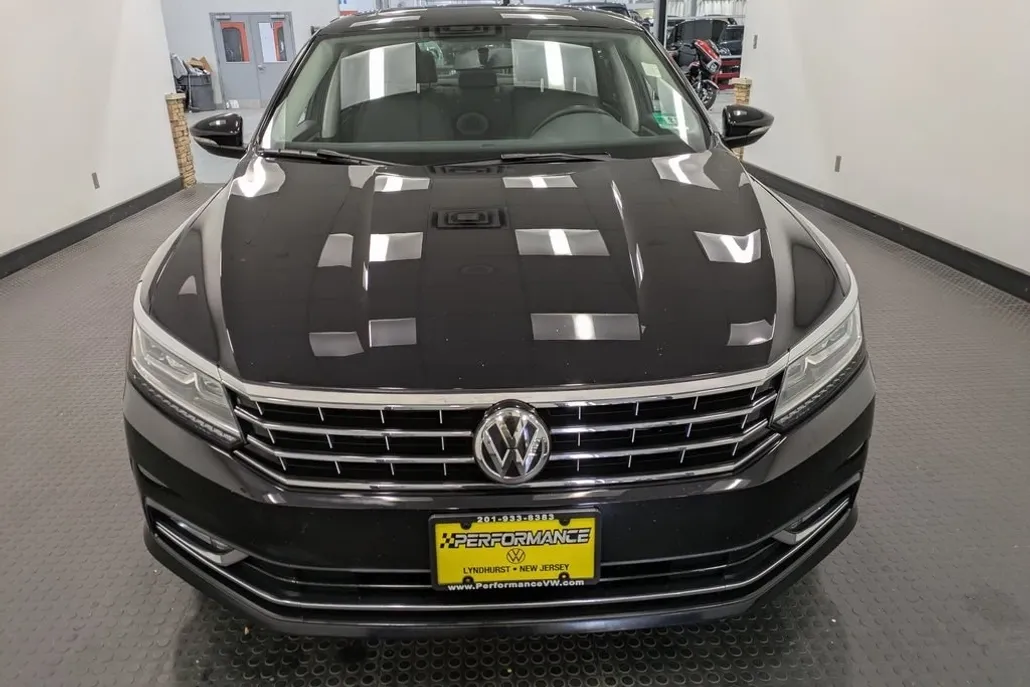 2018 Volkswagen Passat 2.0T SE photo 1