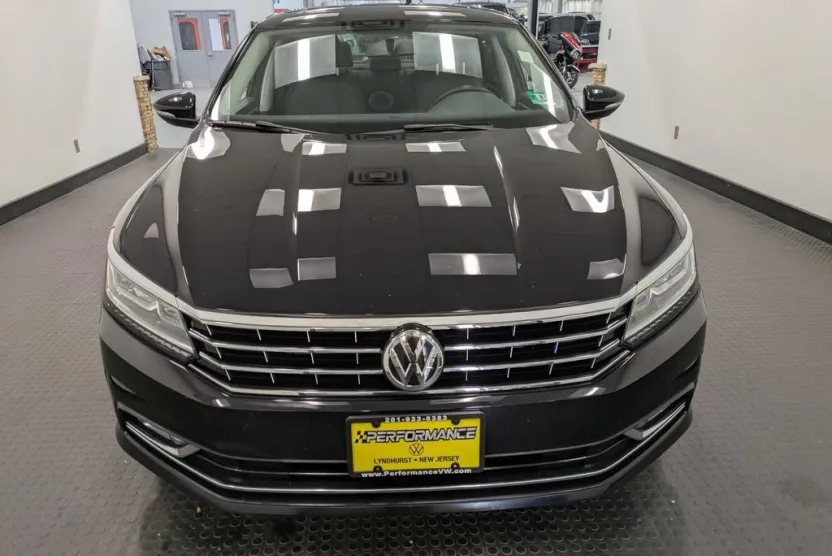 2018 Volkswagen Passat 2.0T SE photo 1