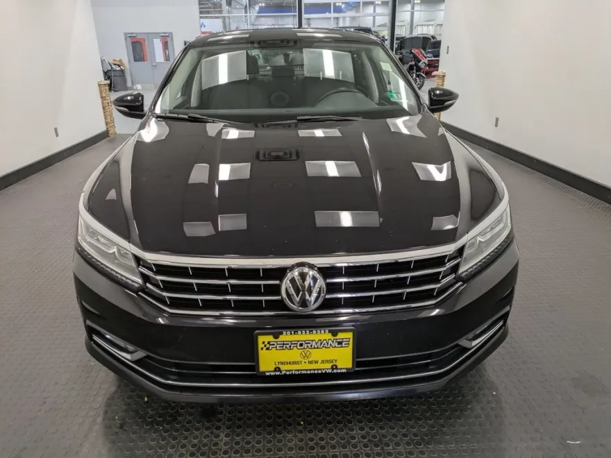 2018 Volkswagen Passat 2.0T SE photo 1
