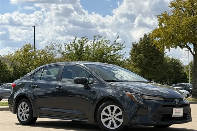 2023 Toyota Corolla LE photo 1