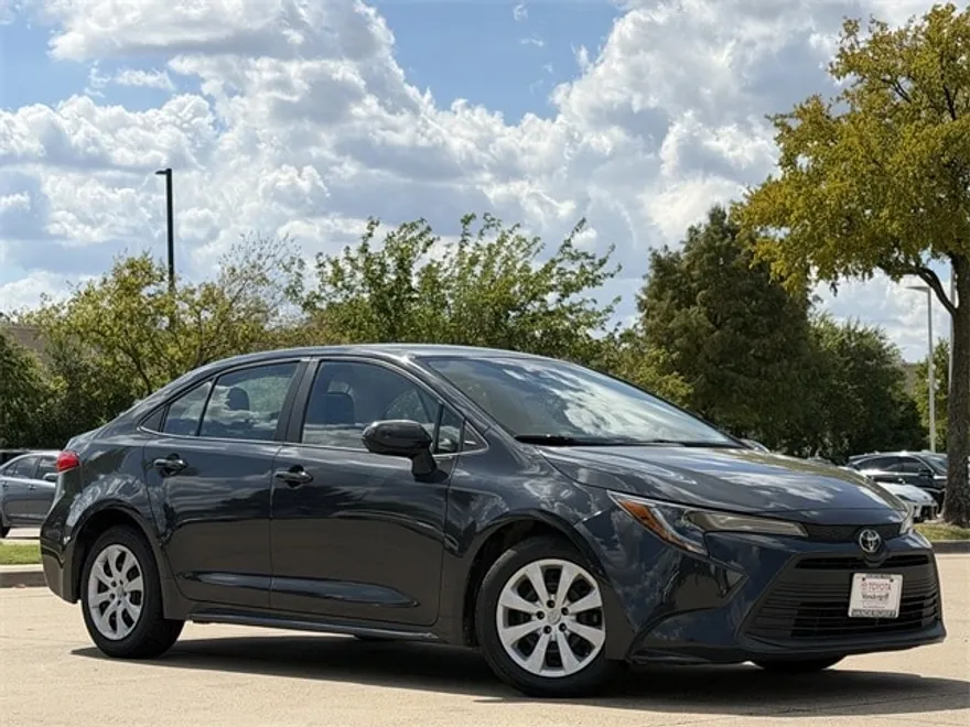 2023 Toyota Corolla LE photo 1