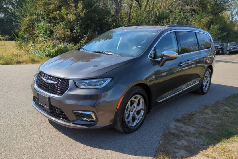 2022 Chrysler Pacifica Limited photo 1