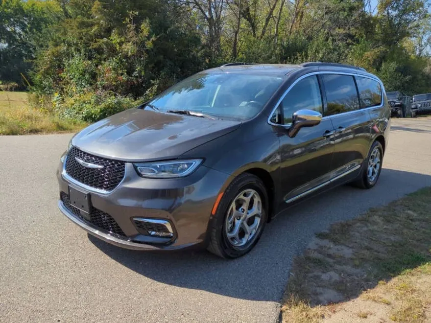 2022 Chrysler Pacifica Limited photo 1
