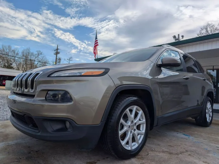 2016 Jeep Cherokee Latitude Sport photo 1