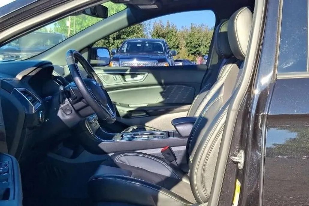 2022 Ford Edge ST photo 1