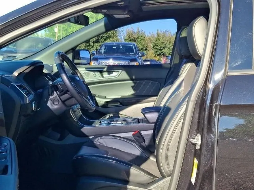 2022 Ford Edge ST photo 1