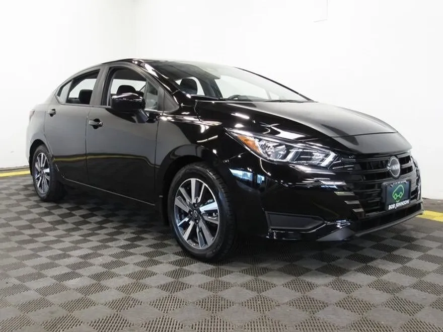 2023 Nissan Versa 1.6 SV photo 1